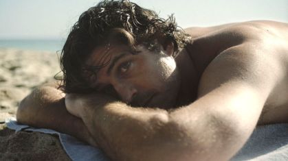 Marco Pigossi em cena de "High Tide"