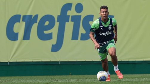Marcos Rocha durante treino na Academia de Futebol