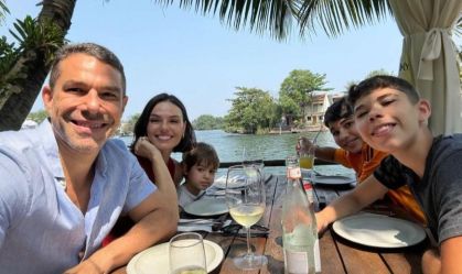 Marcus Buaiz exibe fotos de viagem com Isis Valverde, filhos e enteado