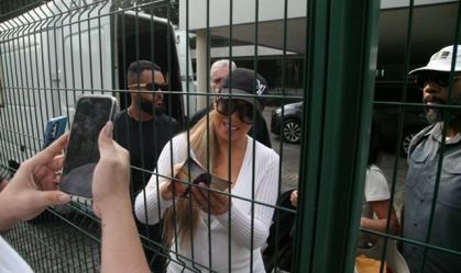 Rock in Rio 2024: Mariah Carey desembarca no Rio e encontra fãs no aeroporto
