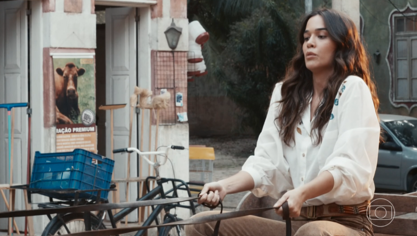 Mariana (Theresa Fonseca) ganhou dois burrinhos da melhor qualidade no final de "Renascer". • Reprodução/Globoplay