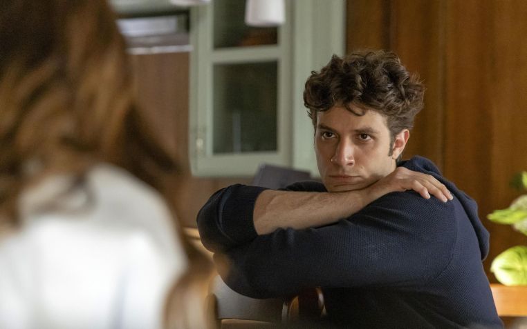 Mavi (Chay Suede) chantageará personagens em "Mania de Você". • Globo/ Manoella Mello