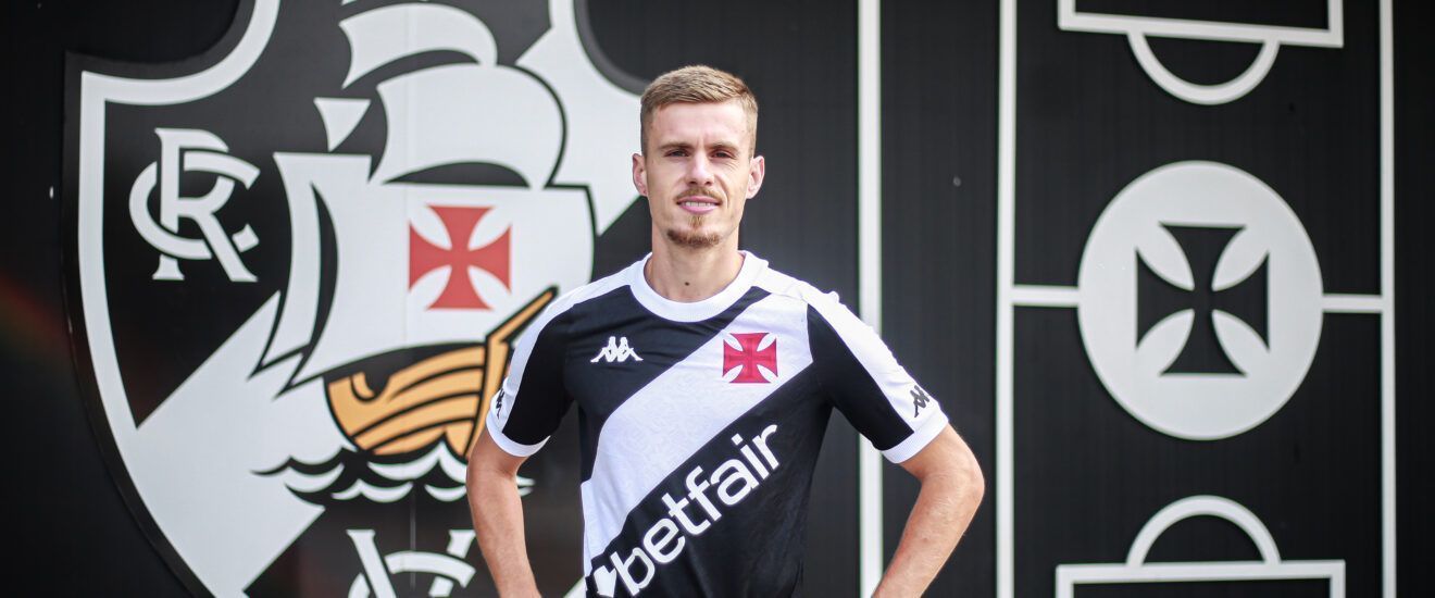 Maxime Dominguez com a camisa do Vasco