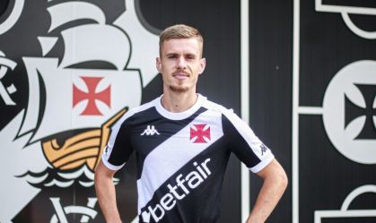 Maxime Dominguez com a camisa do Vasco