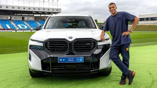Mbappé com o modelo The XM, da BMW
