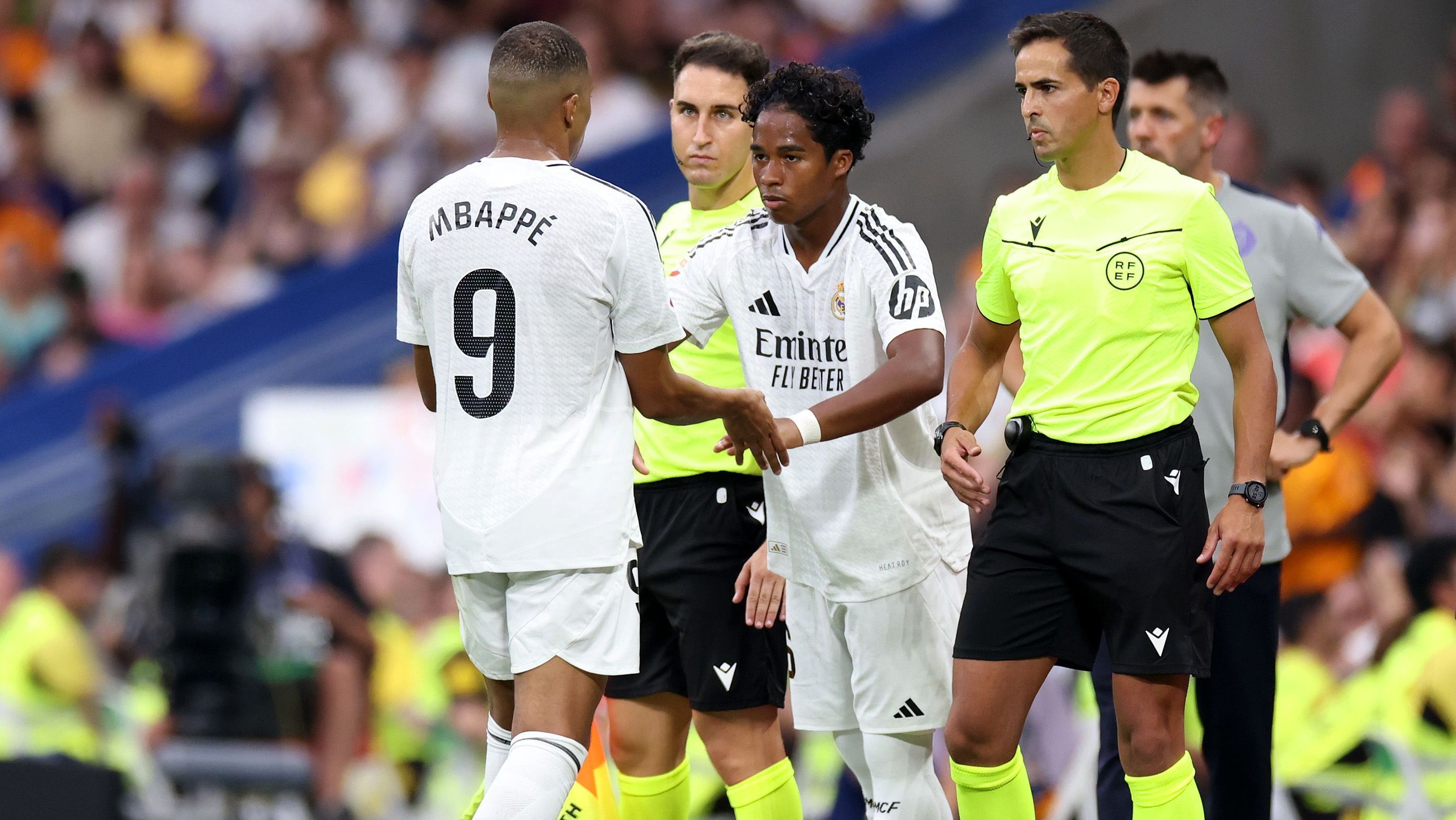 Endrick substituindo Mbappé em jogo da LALIGA