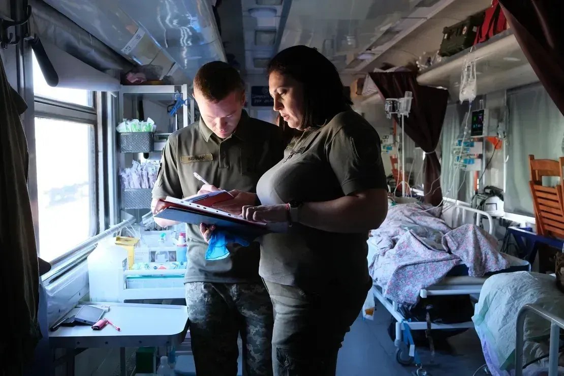 Olga é uma enfermeira anestesista e sargento do exército ucraniano que trabalha na unidade de UTI do trem • Ivana Kottasova/CNN