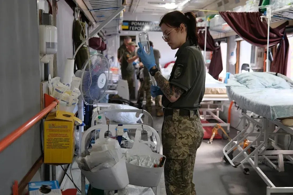 O trem de evacuação transporta soldados feridos das linhas de frente para hospitais em toda a Ucrânia • Ivana Kottasova/CNN
