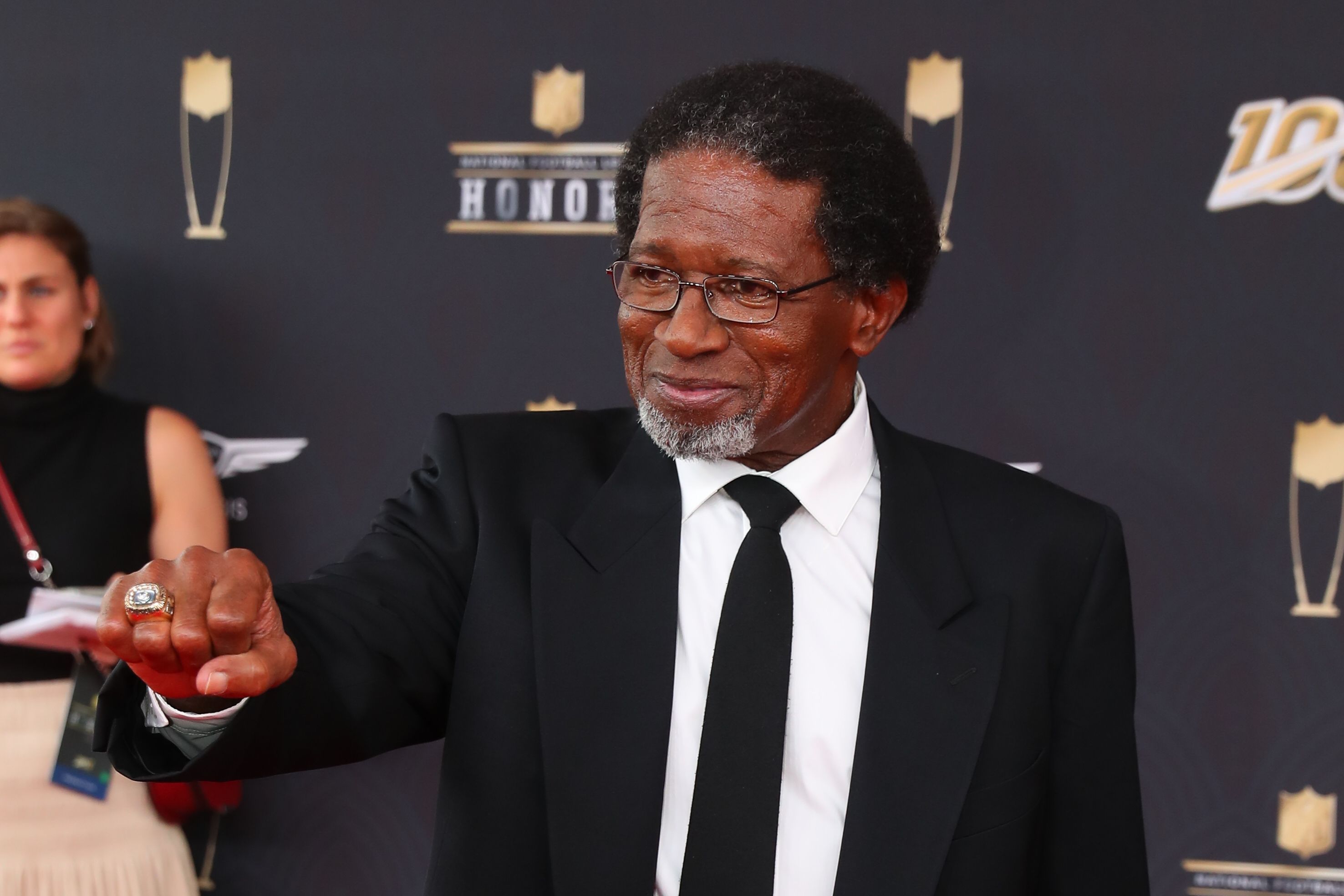 O ídolo do Miami Dolphins, Mercury Morris, no tapete vermelho antes do evento de gala da NFL em 2020