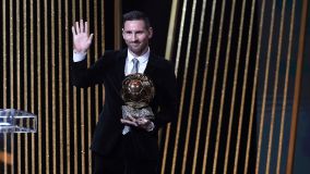 Messi com o prêmio Bola de Ouro em 2019