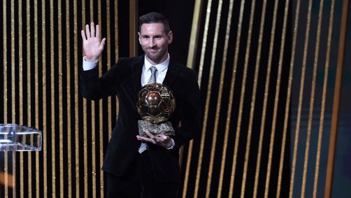 Messi com o prêmio Bola de Ouro em 2019