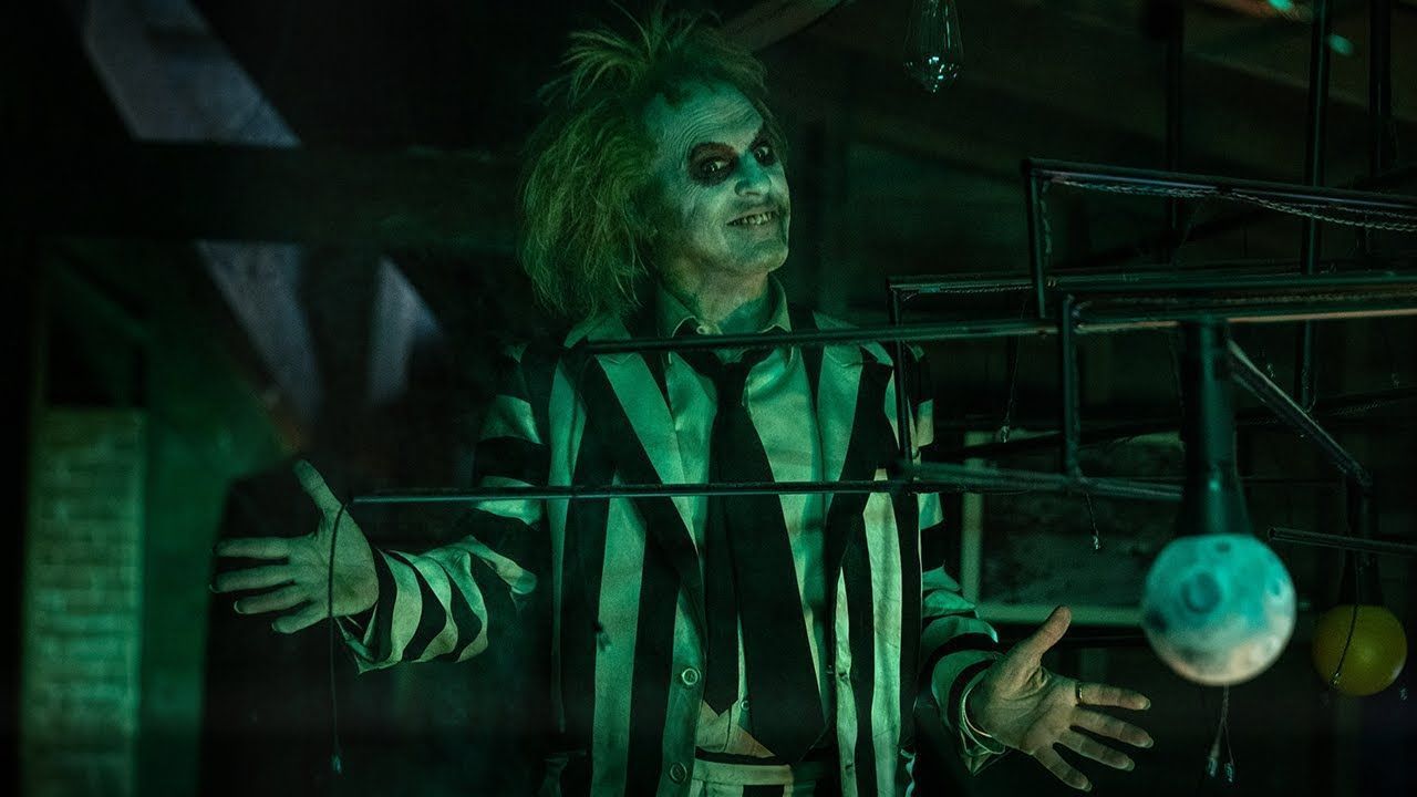 Michael Keaton como Beetlejuice na sequência de "Os Fantasmas Se Divertem".