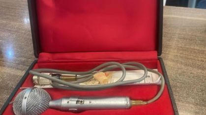 Primeiro microfone de Silvio Santos é mantido em cofre no SBT