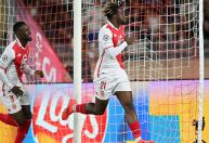 Lateral brasileiro dá show como garçom, e Monaco vence o Barcelona na Champions