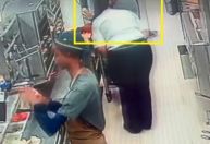 Vídeo mostra funcionária autista de McDonald's no RJ sendo mordida por gerente