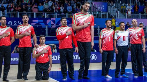 Morteza Mehrzad, o homem mais alto do Irã, ao lado de seus companheiros no vôlei sentado