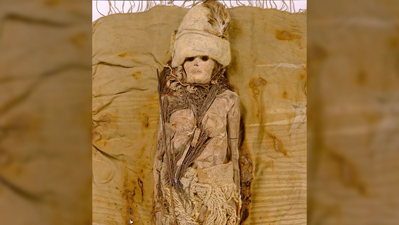 Múmia do cemitério de Xiaohe, na árida Bacia do Tarim, na região de Xinjiang, China, foi encontrada com queijo kefir espalhado ao redor do pescoço