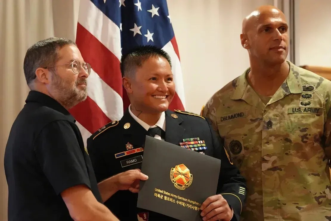 A sargento do Exército dos EUA Vanessa Ramo é naturalizada como cidadã americana no Camp Humphreys, em 23 de julho de 2024 • Mike Valerio/CNN