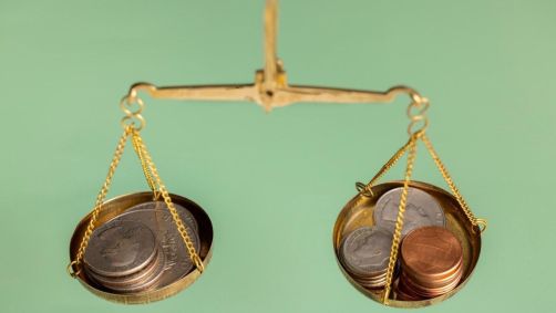 Natureza morta de moedas de dólar em escala balança