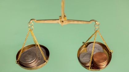 Natureza morta de moedas de dólar em escala balança
