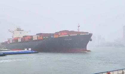 Vídeo: navio cargueiro colide com balsa durante travessia entre Santos e Guarujá