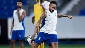 Neymar treina com o grupo no Al-Hilal