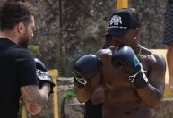 Ne-Yo treina boxe na praia do Arpoador antes de apresentação no Rock in Rio