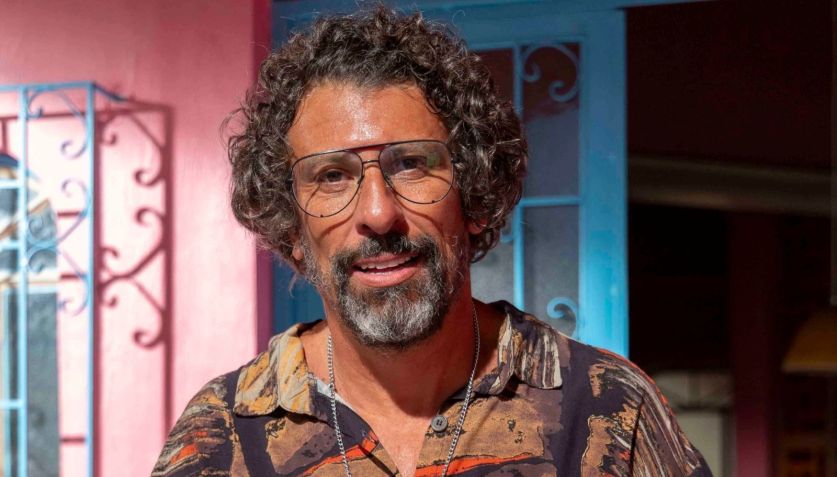 Osmar (Milhem Cortaz) se aproveitará do bilhete premiado de Lindomar (MV Bill) em "Volta Por Cima". • Globo/ Beatriz Damy
