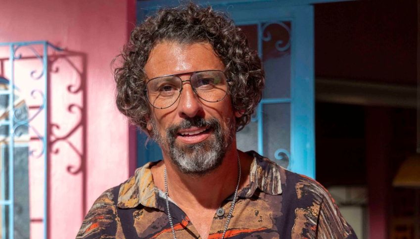 Osmar (Milhem Cortaz) se aproveitará do bilhete premiado de Lindomar (MV Bill) em "Volta Por Cima". • Globo/ Beatriz Damy
