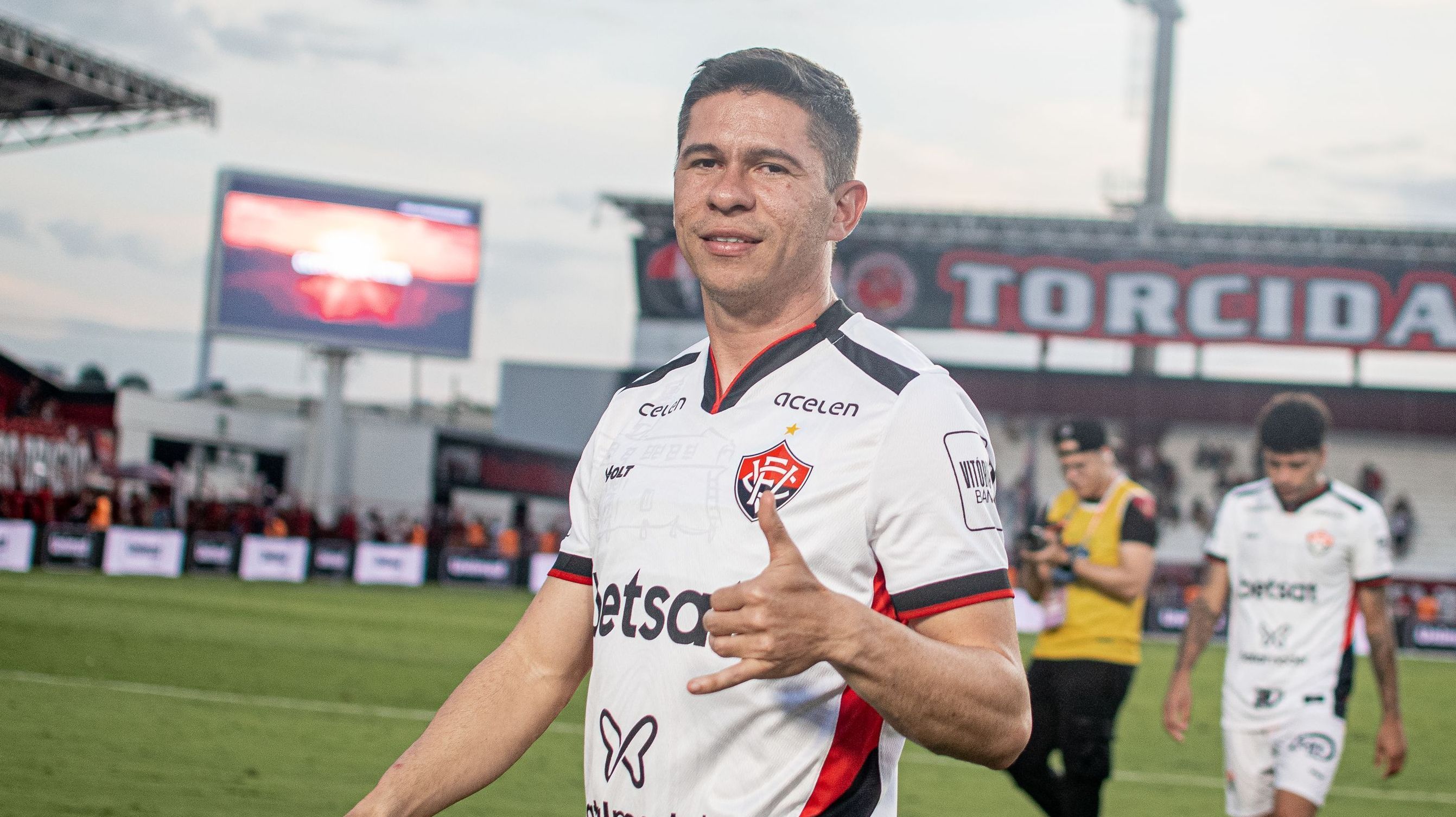 Osvaldo, atacante do Vitória
