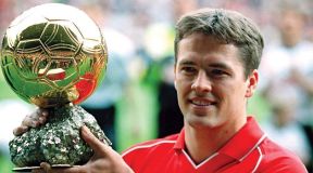 Michael Owen com a Bola de Ouro em 2001
