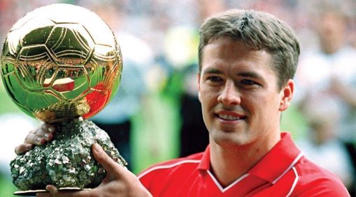 Michael Owen com a Bola de Ouro em 2001