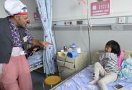 Visita de palhaços a crianças internadas pode acelerar recuperação, diz estudo