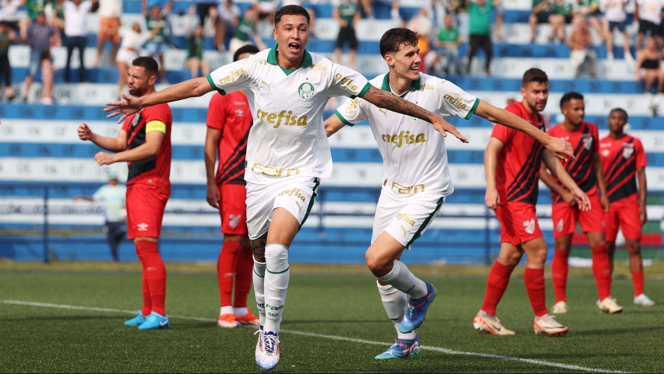 Jogadores do Palmeiras comemoram gol na semifinal do Brasileirão Sub-20