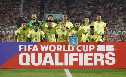 Jogadores do Brasil posam antes do duelo com o Paraguai