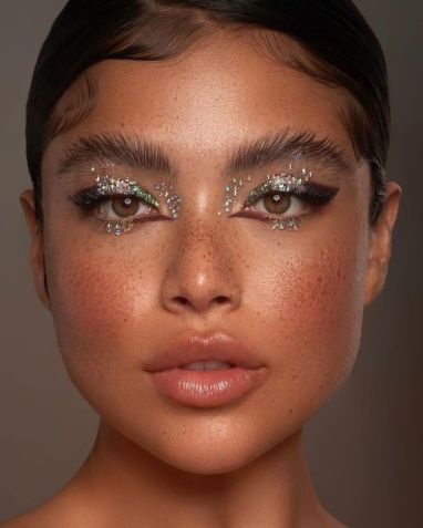 Maquiagem com pedrarias ou strass • Instagram/Danessa Myricks