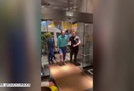 Após lesão no joelho, Pedro aparece de muletas no hotel da Seleção Brasileira
