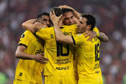 Jogadores do Peñarol celebram a vitória sobre o Flamengo no Maracanã