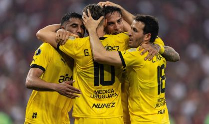 Jogadores do Peñarol celebram a vitória sobre o Flamengo no Maracanã