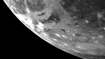 Voyager 1 tirou esta foto de Ganimedes em 5 de março de 1979, a uma distância de cerca de 244.298 quilômetros