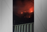 Vídeo: incêndio atinge Morro das Andorinhas em Niterói (RJ)