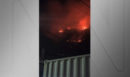 Vídeo: incêndio atinge Morro das Andorinhas em Niterói (RJ)
