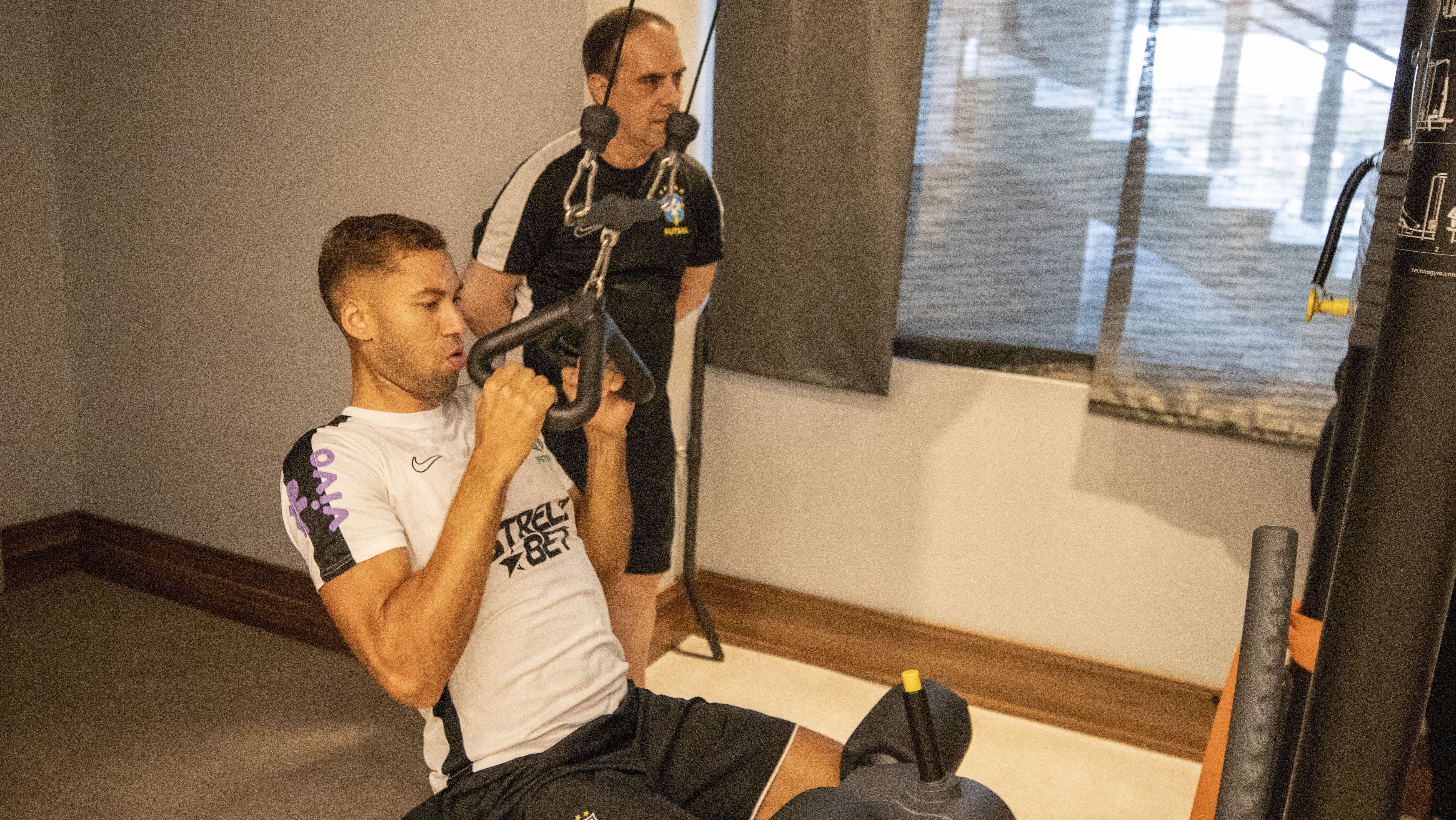 Pito, jogador de futsal, realiza trabalho na academia