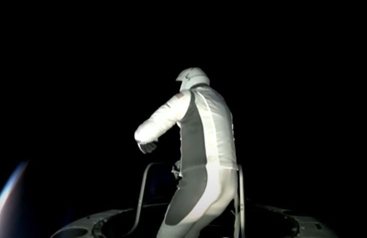 Astronauta da missão Polaris Dawn sai da cápsula Crew Dragon, da SpaceX • Reprodução/YouTube