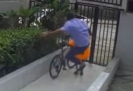 Vídeo: porteiro dá voadora em suspeito de roubar bicicleta no Recife