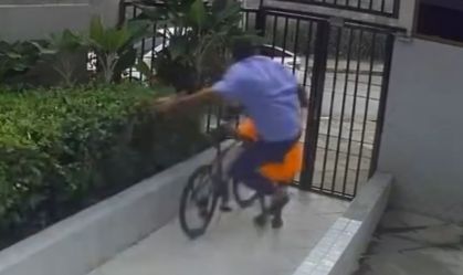 Vídeo: porteiro dá voadora em suspeito de roubar bicicleta no Recife