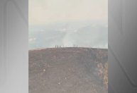 Vídeo: voluntários perdidos em incêndio são resgatados por helicóptero em SP