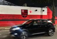 Após derrota, sede do Flamengo é vandalizada com ameaças a jogadores e Tite