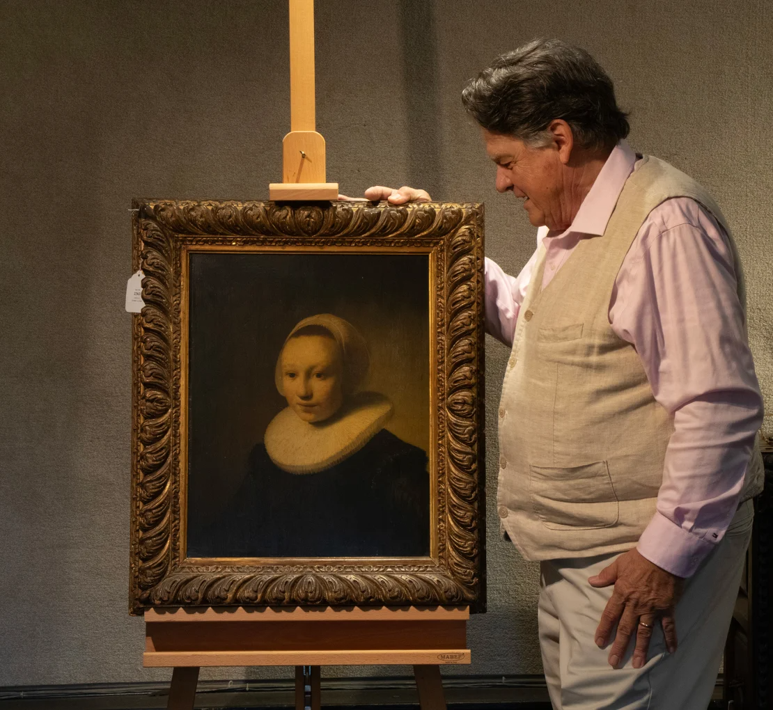 Leiloeiro Kaja Veilleux fotografado com o retrato do século XVII, que ele descobriu durante uma visita rotineira a uma propriedade particular em Camden, Maine • Thomaston Place Auction Gallerie