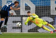 “Milagre” de goleiro do Arsenal evita derrota para Atalanta na Champions League